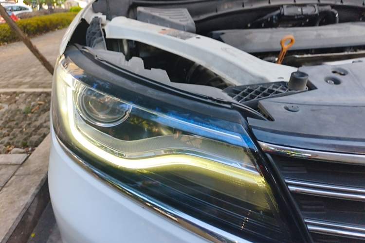 Used Roewe RX5 2016 30T Two-Wheel Drive Automatic Internet Smart Edition Right Front Headlight