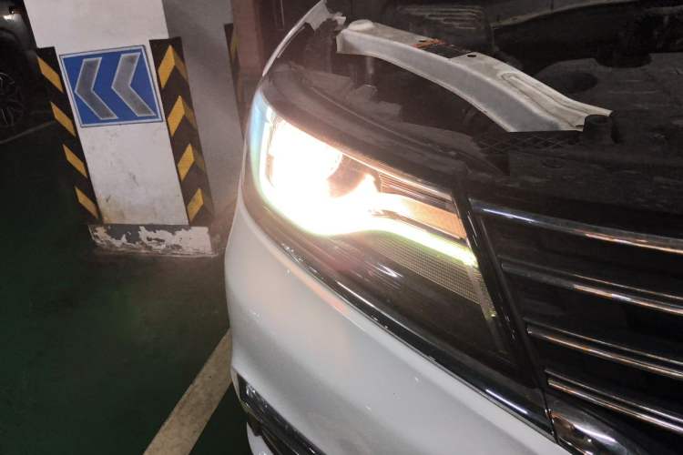 Used Roewe RX5 2016 20T Two-Wheel Drive Automatic Internet Smart Edition Right Front Headlight