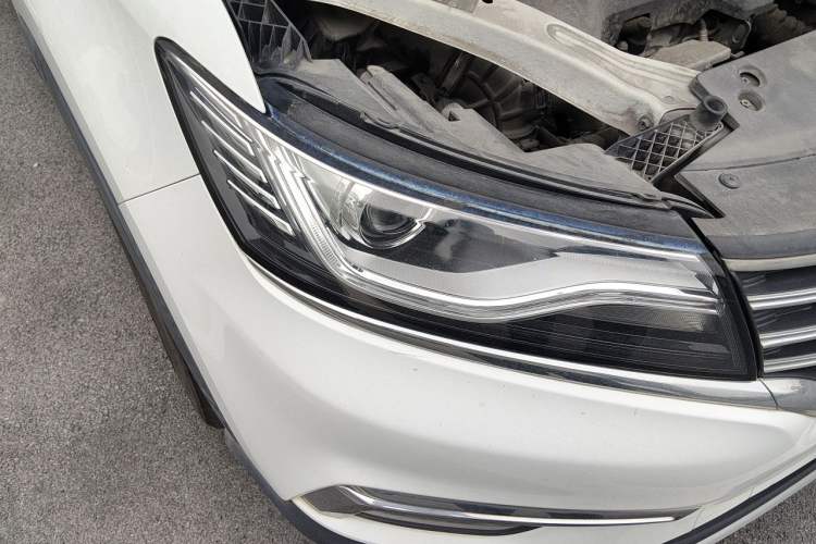 Used Roewe RX5 2016 20T Two-Wheel Drive Automatic Internet Smart Edition Right Front Headlight