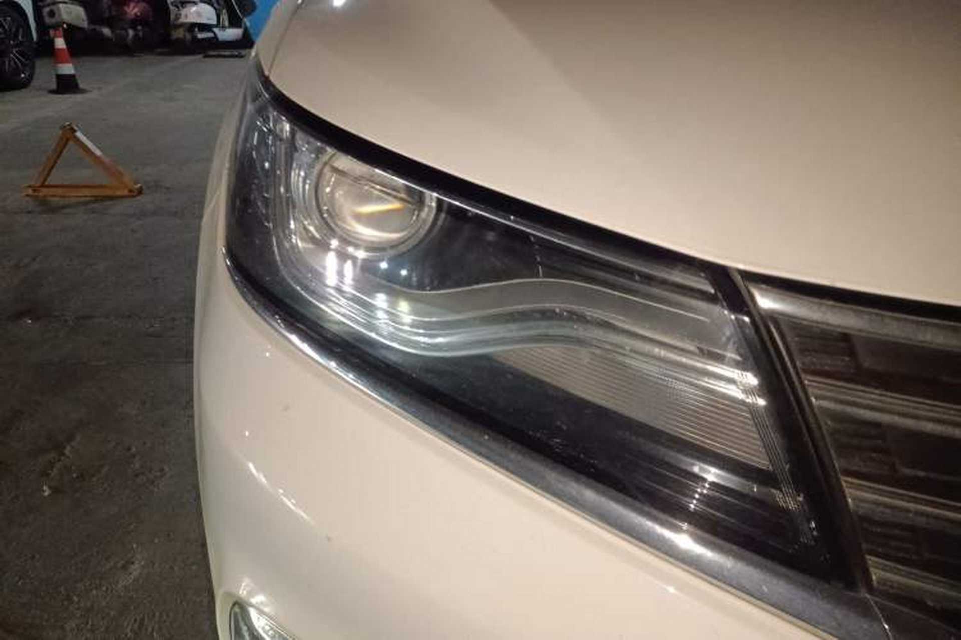 Used Roewe RX5 2016 20T Two-Wheel Drive Manual Flagship Edition Right Front Headlight