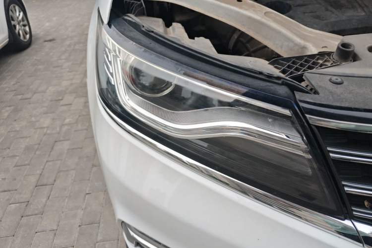 Used Roewe RX5 2016 20T Two-Wheel Drive Automatic Internet Smart Edition Right Front Headlight