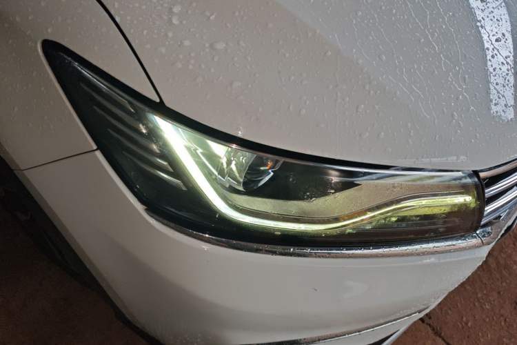 Used Roewe RX5 2016 20T Two-Wheel Drive Manual Transmission Internet Smart Edition Right Front Headlight