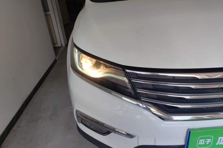 Used Roewe RX5 2016 20T Two-Wheel Drive Automatic Internet Smart Edition Right Front Headlight
