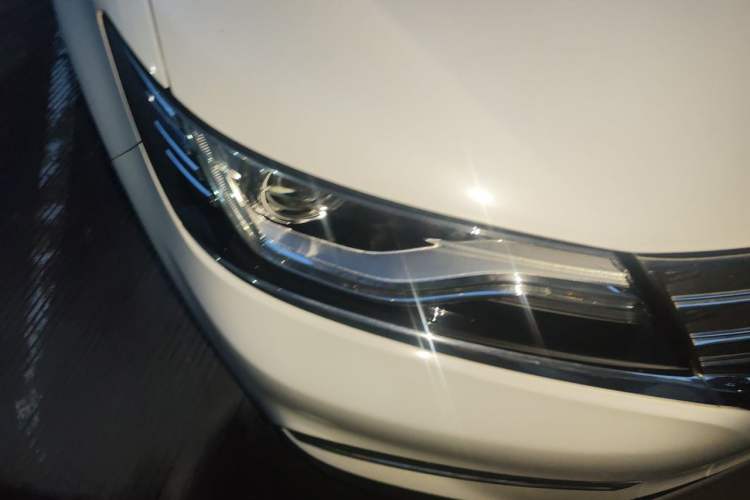 Used Roewe RX5 2016 20T Two-Wheel Drive Automatic Internet Smart Edition Right Front Headlight