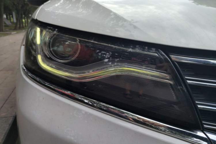 Used Roewe RX5 2016 20T Two-Wheel Drive Automatic Internet Smart Edition Right Front Headlight