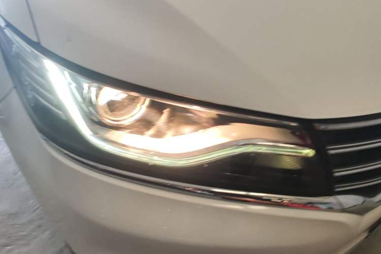 Used Roewe RX5 2016 30T Two-Wheel Drive Automatic Internet Smart Edition Right Front Headlight