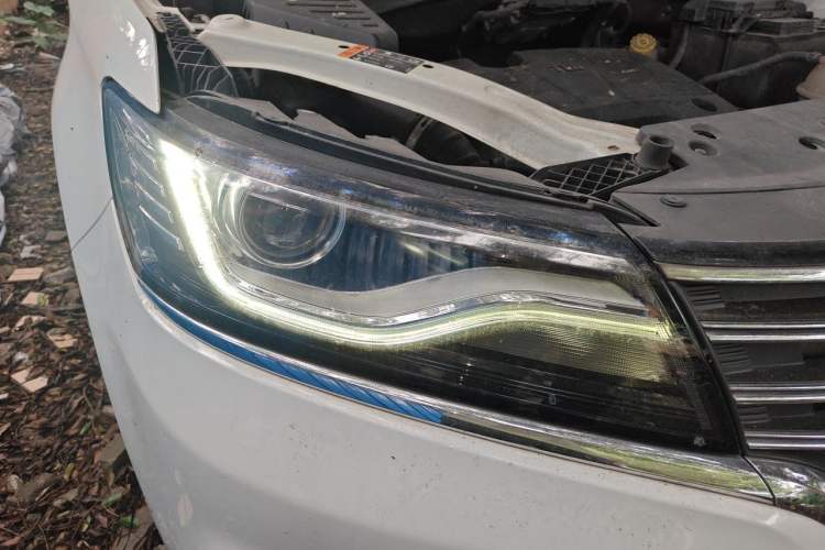 Used Roewe RX5 2016 Revised Version 20T Two-Wheel Drive Manual Transmission Luxury Edition Right Front Headlight