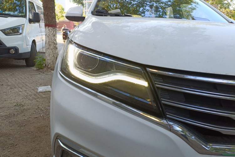 Used Roewe RX5 2016 20T Two-Wheel Drive Automatic Internet Smart Edition Right Front Headlight