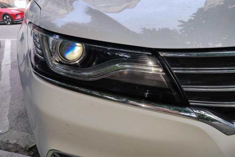 Used Roewe RX5 2016 20T Two-Wheel Drive Manual Transmission Internet Smart Edition Right Front Headlight