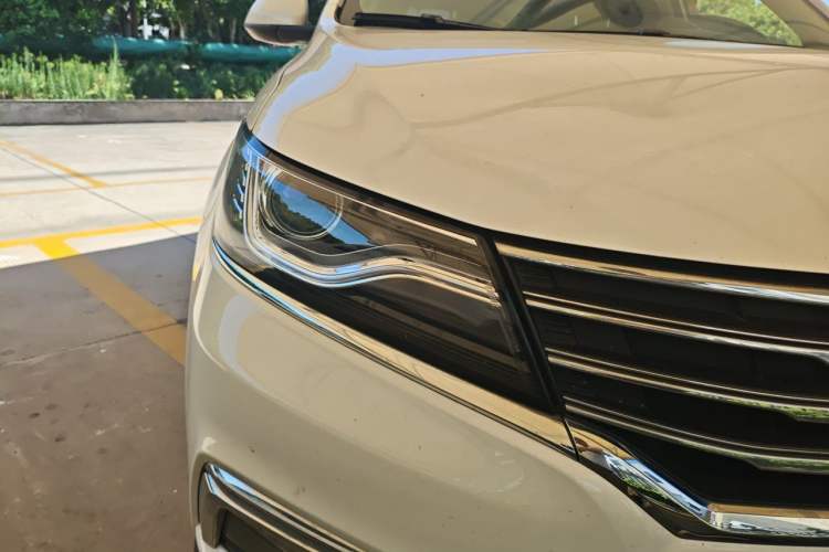Used Roewe RX5 2016 20T Two-Wheel Drive Automatic Internet Smart Edition Right Front Headlight