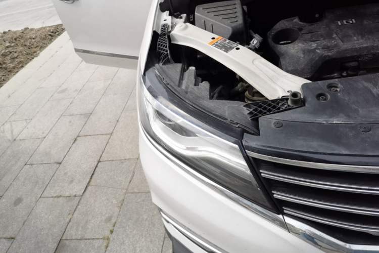 Used Roewe RX5 2016 20T Two-Wheel Drive Automatic Internet Smart Edition Right Front Headlight