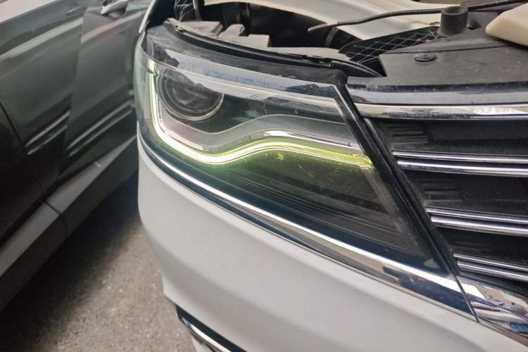 Used Roewe RX5 2016 20T Two-Wheel Drive Automatic Internet Smart Edition Right Front Headlight