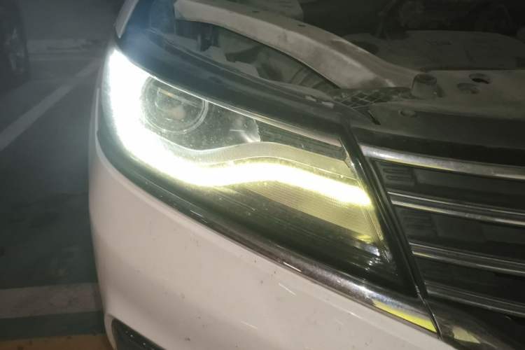Used Roewe RX5 2016 20T Two-Wheel Drive Manual Flagship Edition Right Front Headlight