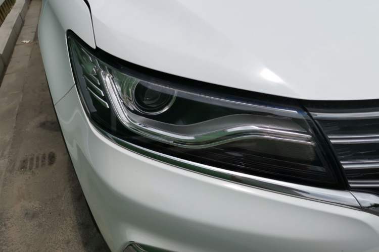 Used Roewe RX5 2016 20T Two-Wheel Drive Automatic Internet Smart Edition Right Front Headlight