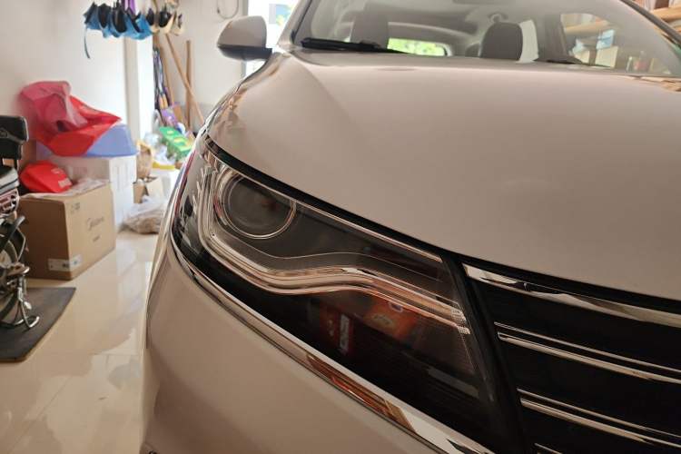 Used Roewe RX5 2016 20T Two-Wheel Drive Automatic Flagship Edition Right Front Headlight
