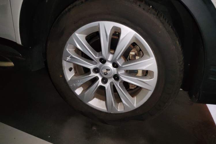 Used Roewe RX5 2016 20T Two-Wheel Drive Manual Flagship Edition Right Front Wheel Hub