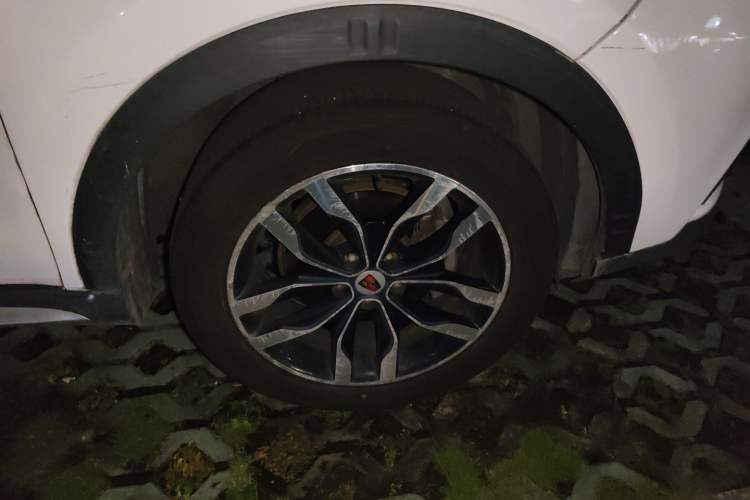 Used Roewe RX5 2016 20T Two-Wheel Drive Automatic Internet Smart Edition Right Front Wheel Hub