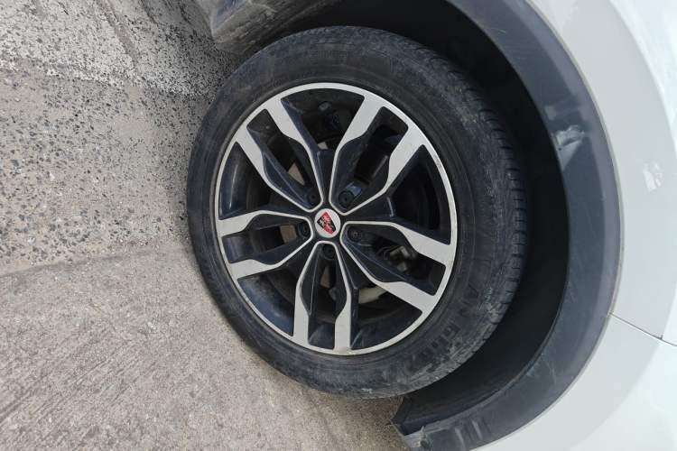 Used Roewe RX5 2016 20T Two-Wheel Drive Automatic Internet Smart Edition Right Front Wheel Hub