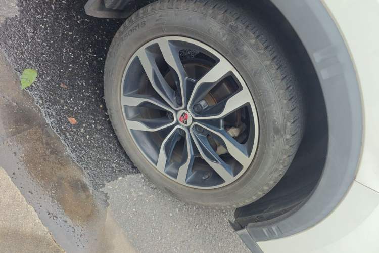 Used Roewe RX5 2016 20T Two-Wheel Drive Automatic Internet Smart Edition Right Front Wheel Hub