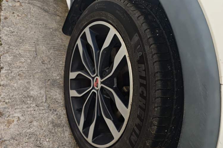 Used Roewe RX5 2016 20T Two-Wheel Drive Automatic Internet Smart Edition Right Front Wheel Hub