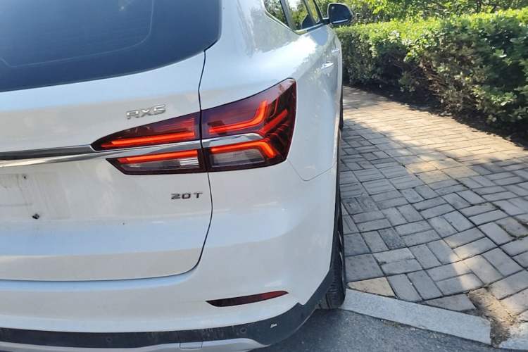 Used Roewe RX5 2016 20T Two-Wheel Drive Automatic Internet Smart Edition Right Rear Taillight