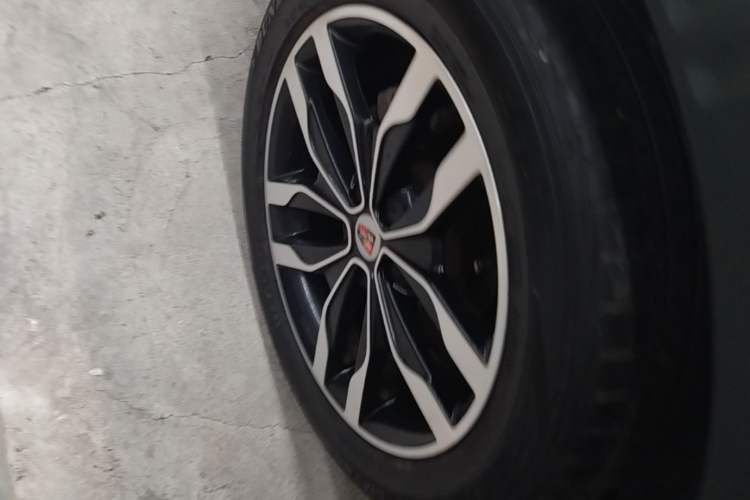 Used Roewe RX5 2016 20T Two-Wheel Drive Automatic Internet Smart Edition Right Rear Wheel Hub