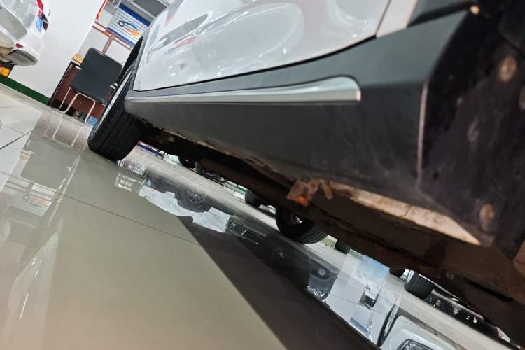 Used Roewe RX5 2016 20T Two-Wheel Drive Automatic Flagship Edition Right Side Sill