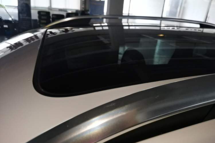 Used Roewe RX5 2016 20T Two-Wheel Drive Automatic Internet Smart Edition Roof