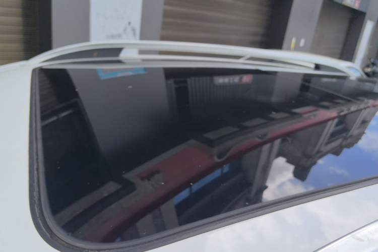 Used Roewe RX5 2016 20T Two-Wheel Drive Automatic Internet Smart Edition Roof