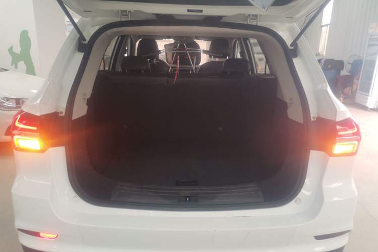 Used Roewe RX5 2016 20T Two-Wheel Drive Automatic Internet Smart Edition Trunk