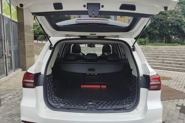 Used Roewe RX5 2016 20T Two-Wheel Drive Automatic Internet Smart Edition Trunk