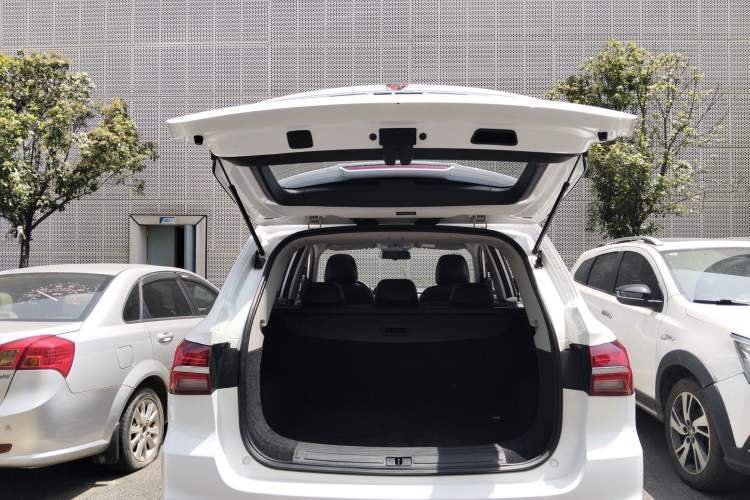 Used Roewe RX5 2016 20T Two-Wheel Drive Automatic Internet Smart Edition Trunk