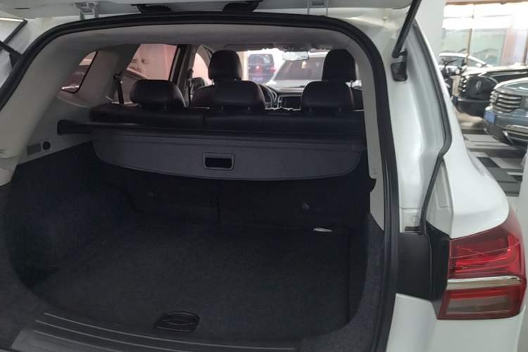 Used Roewe RX5 2016 20T Two-Wheel Drive Automatic Internet Smart Edition Trunk