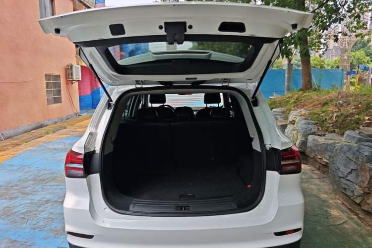 Used Roewe RX5 2016 20T Two-Wheel Drive Automatic Internet Smart Edition Trunk