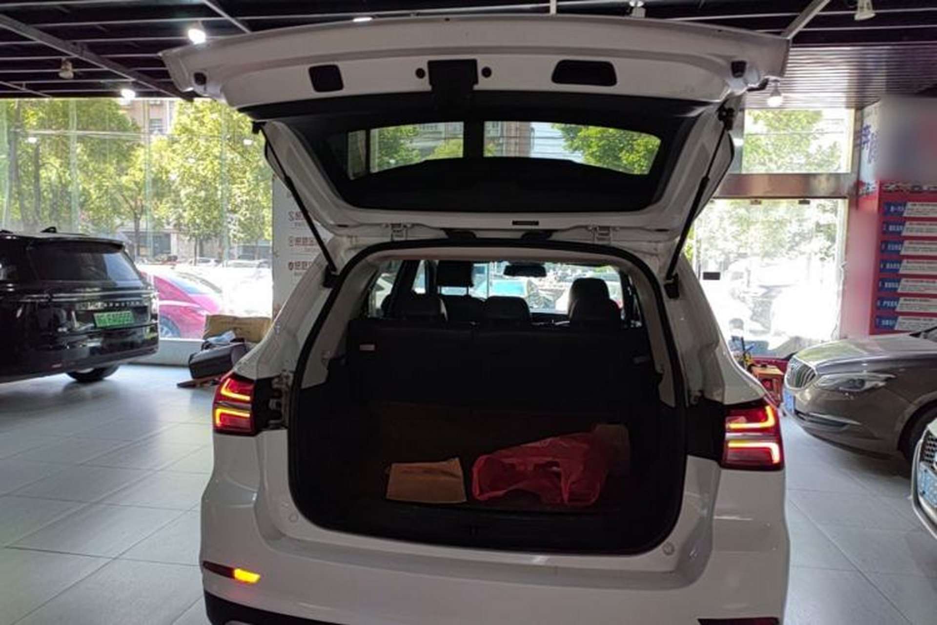 Used Roewe RX5 2016 20T Two-Wheel Drive Automatic Internet Smart Edition Trunk