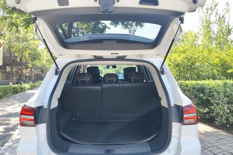 Used Roewe RX5 2016 20T Two-Wheel Drive Automatic Internet Smart Edition Trunk