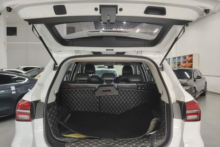 Used Roewe RX5 2016 20T Two-Wheel Drive Automatic Internet Smart Edition Trunk