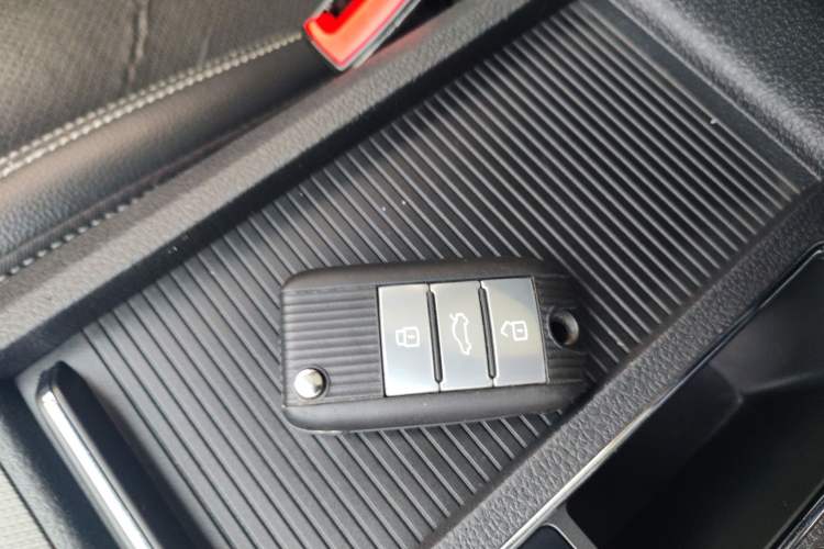 Used Roewe RX5 2016 20T Two-Wheel Drive Automatic Internet Smart Edition Vehicle Key