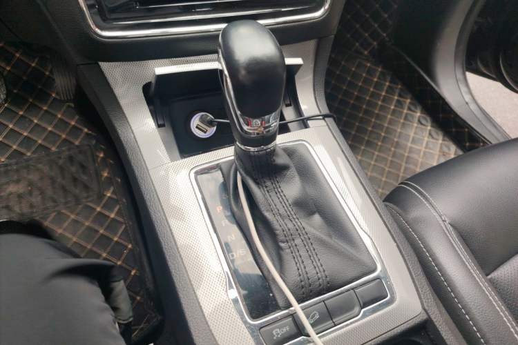 Used Roewe RX5 2017 20T Two-Wheel Drive Automatic Internet Elite Edition Gear Lever
