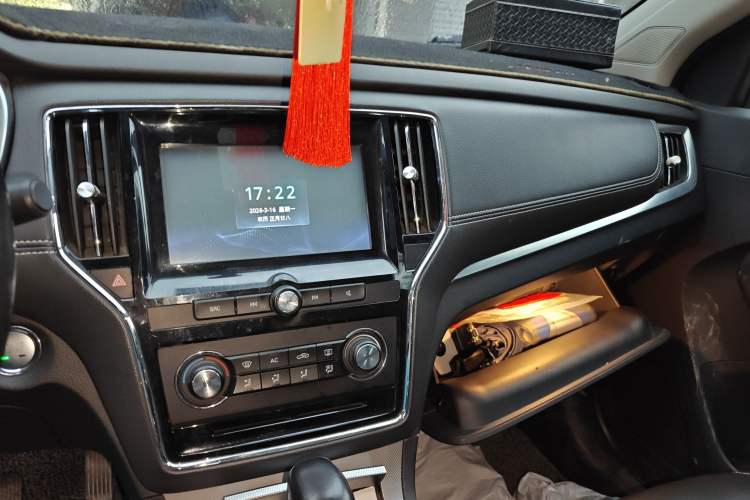 Used Roewe RX5 2017 20T Two-Wheel Drive Automatic Internet Elite Edition Audio And AC Panel