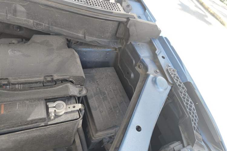 Used Roewe RX5 2017 20T Two-Wheel Drive Automatic Internet Elite Edition Engine Bay Left