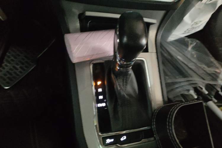 Used Roewe RX5 2017 20T Two-Wheel Drive Automatic Internet Elite Edition Gear Lever