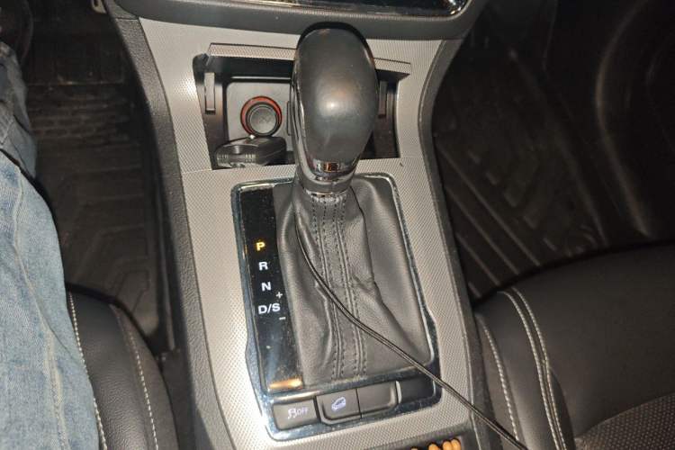 Used Roewe RX5 2017 20T Two-Wheel Drive Automatic Internet Elite Edition Gear Lever