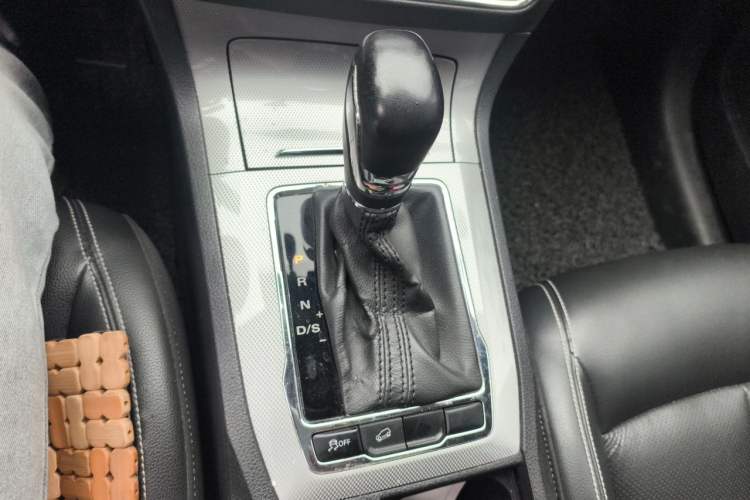 Used Roewe RX5 2017 20T Two-Wheel Drive Automatic Internet Elite Edition Gear Lever