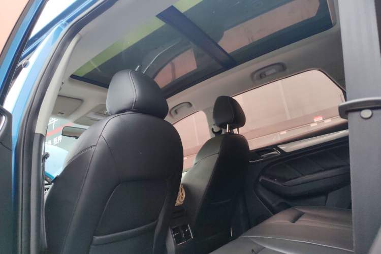 Used Roewe RX5 2017 20T Two-Wheel Drive Automatic Internet Elite Edition Headliner