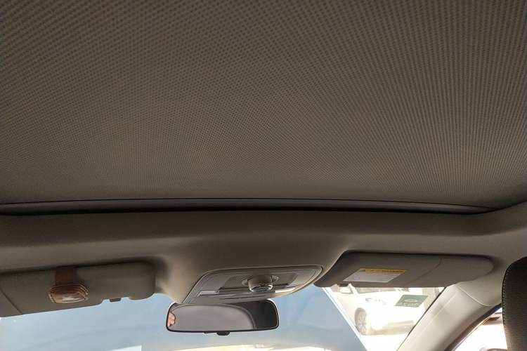Used Roewe RX5 2017 20T Two-Wheel Drive Automatic Internet Elite Edition Headliner