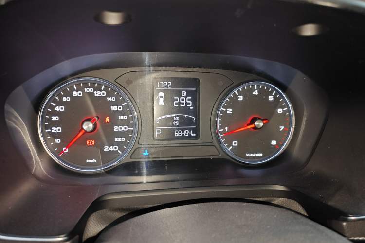 Used Roewe RX5 2017 20T Two-Wheel Drive Automatic Internet Elite Edition Odometer Close Up