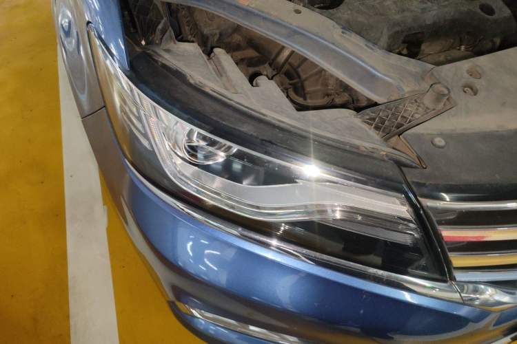 Used Roewe RX5 2017 20T Two-Wheel Drive Automatic Internet Elite Edition Right Front Headlight