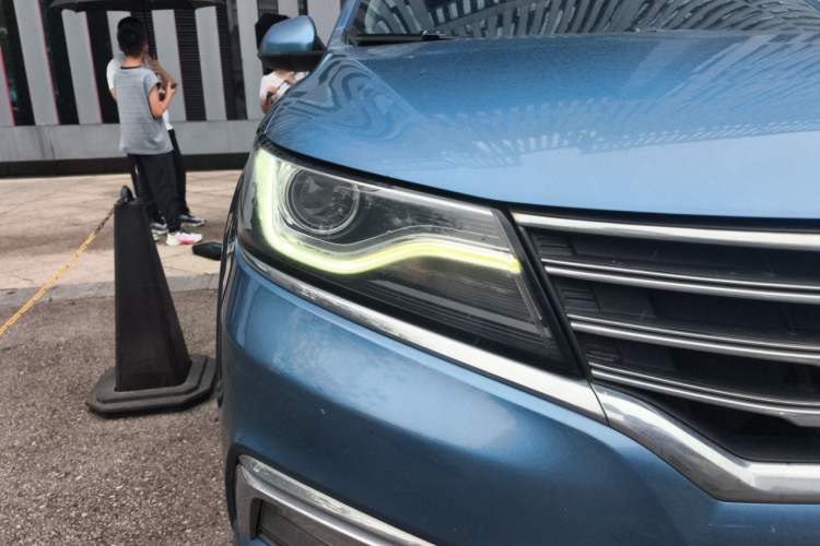 Used Roewe RX5 2017 20T Two-Wheel Drive Automatic Internet Elite Edition Right Front Headlight