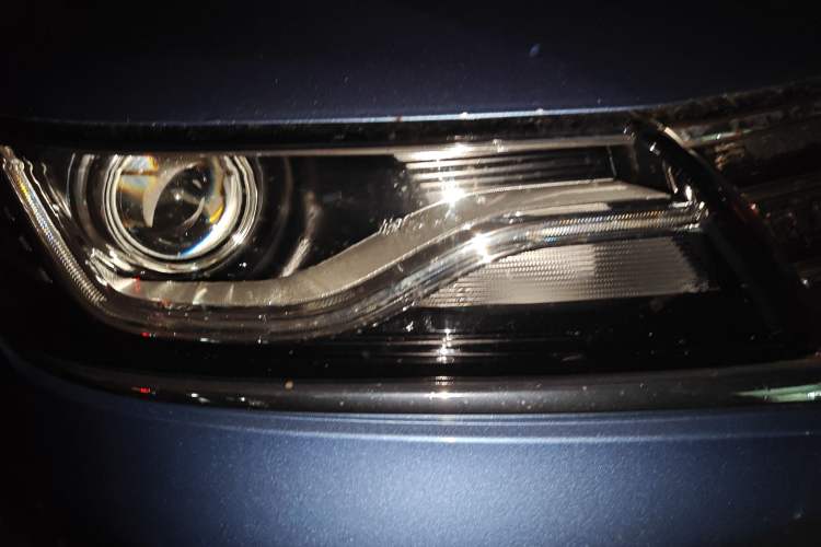 Used Roewe RX5 2017 20T Two-Wheel Drive Automatic Internet Elite Edition Right Front Headlight